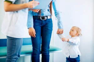 Leia mais sobre o artigo GUARDA COMPARTILHADA: COMO FUNCIONA QUANDO OS PAIS MORAM EM CIDADES DIFERENTES?